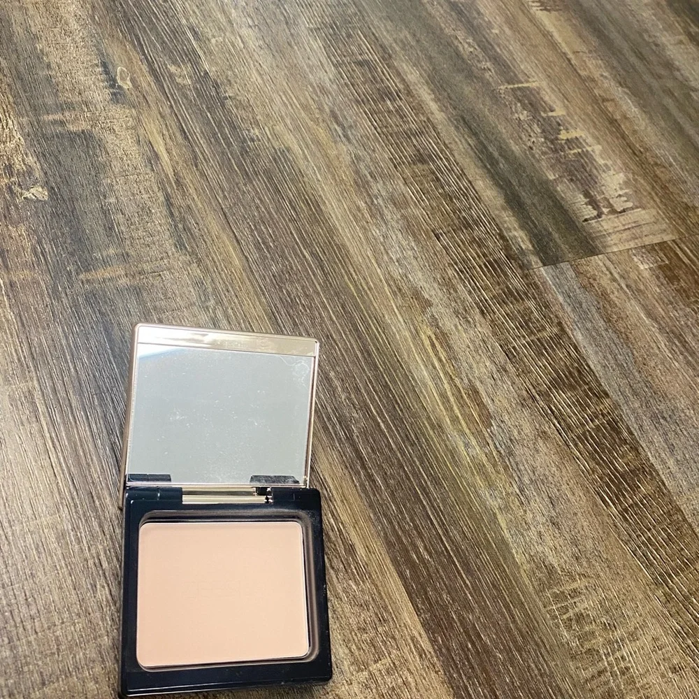 x The British Museum Black and Gold Pressed Powder Full Coverage Even Skin‎ Tone